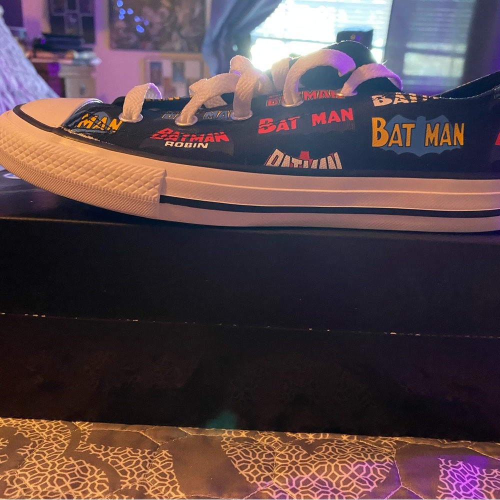 BNIB Batman chucks size 3 youth